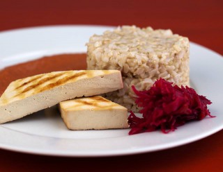 Rýže natural se zeleninovým krémem a uzeným tofu